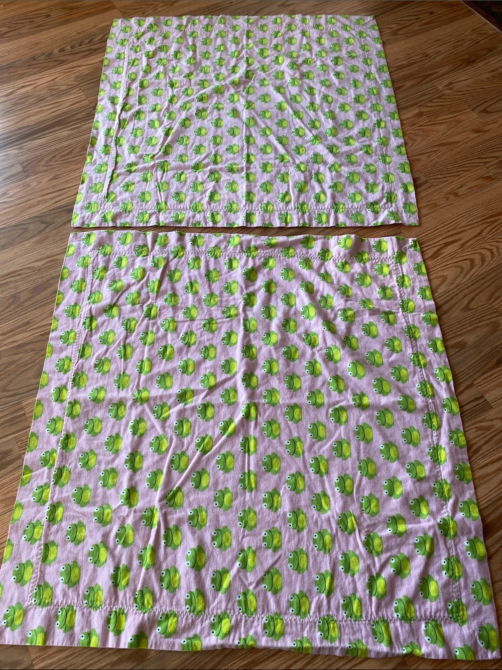 Playful Pink Cotton Frog/Polka Dot Baby Blanket Set with Green Frog Print